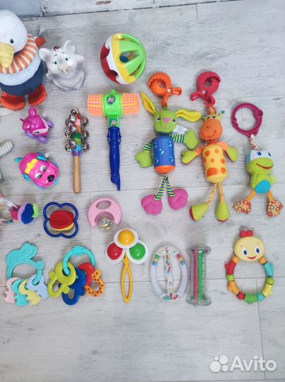 Развивающие игрушки для малышей пакетом