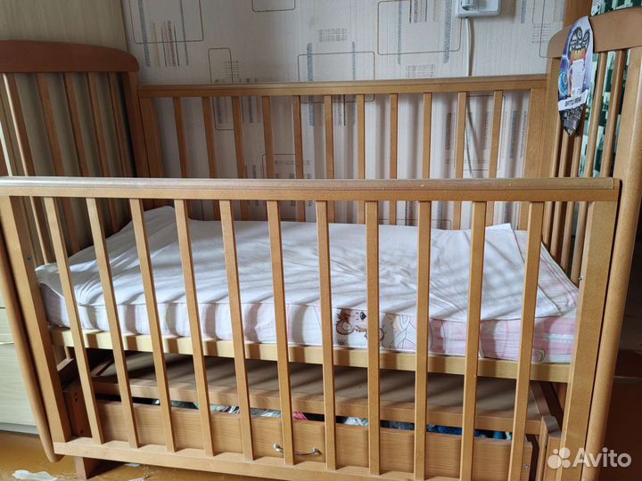 Детская кроватка с маятником и ящиком