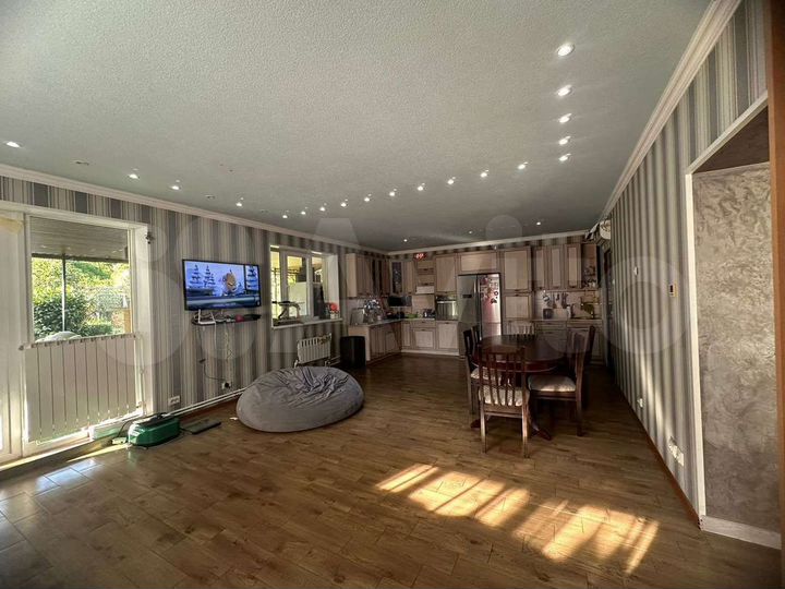 Дом 406,7 м² на участке 8,9 сот.