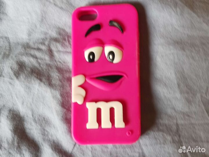 Чехол на iPhone 5s в виде эмэмндэс розовый