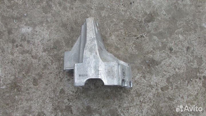 Кронштейн двигателя левый