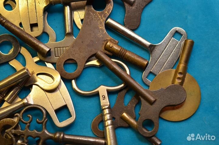 Старинные ключи для часов 30 штук разные