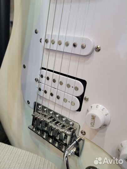 Fender Squier Bullet Stratocaster HSS AWT