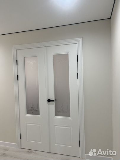 Дверь со стеклом новая