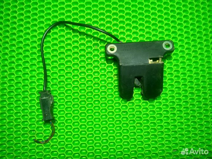 Замок багажника Audi 100 a6 c4 седан