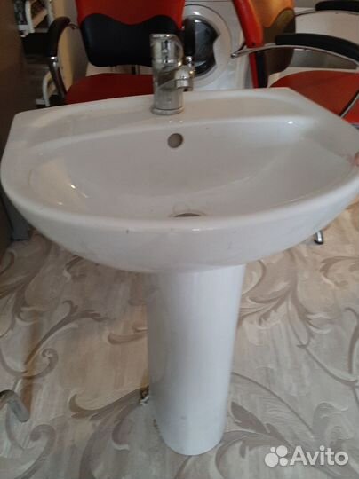 Раковина на подставке с подводкой