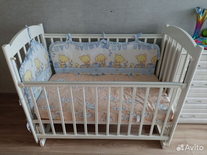 Детская кроватка с маятником