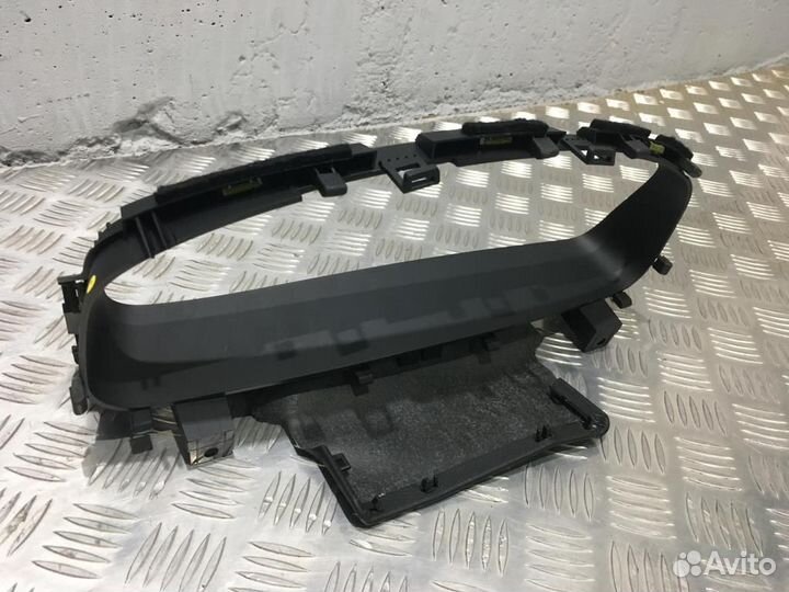 Накладка в торпедо Volkswagen Touareg 7P1857053