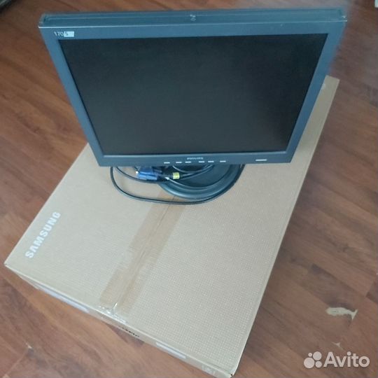 Монитор philips 17