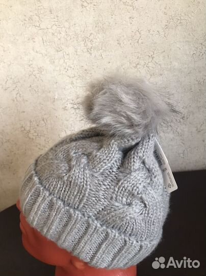 Шапки много