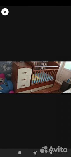 Детская кроватка с маятником и ящиком