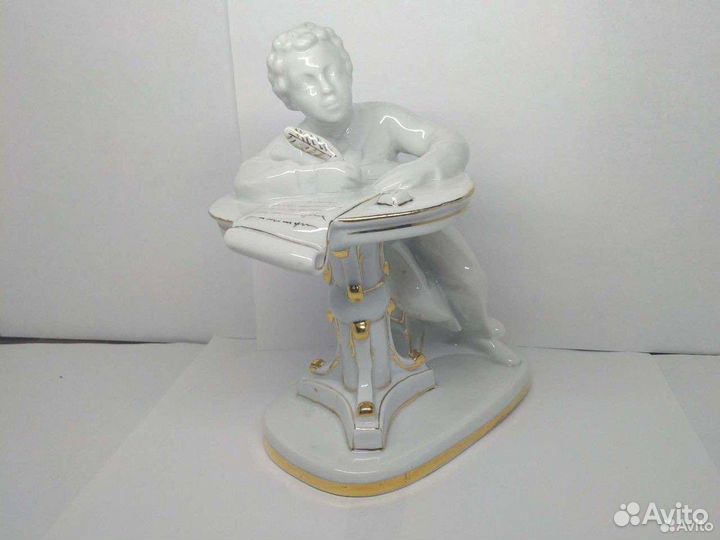 Фарфоровая фигурка лфз Пушкин