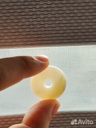 Диск Би из белого нефрита 26мм