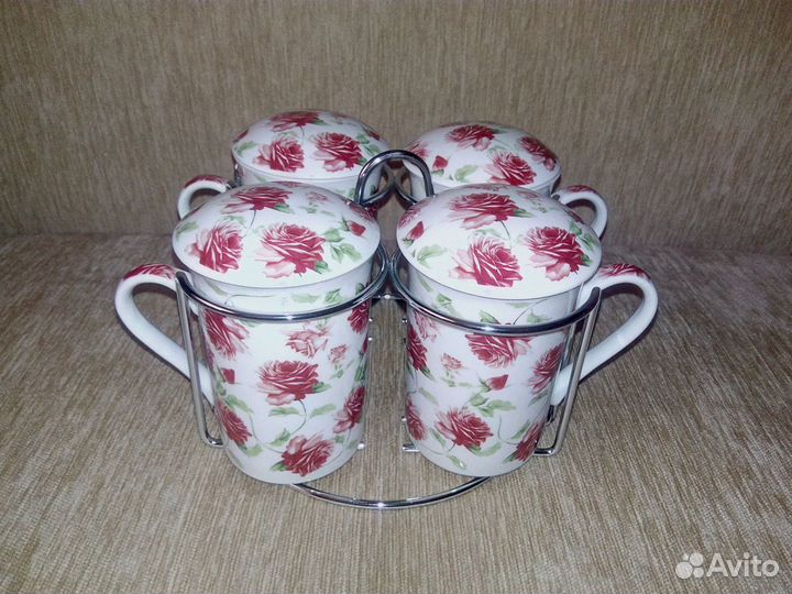 Набор из 4-х кружек с крышками на подставке. Новые