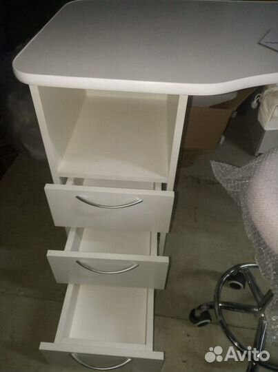 Маникюрный стол, стул, вытяжка