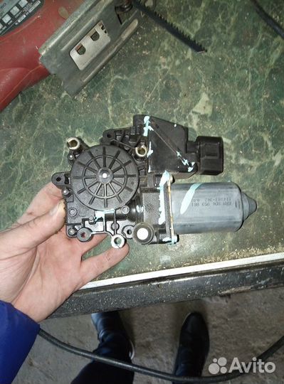 Моторчик в дверь переднюю левую Ауди А4 В5