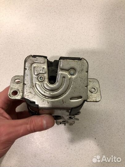 Замок багажника Mitsubishi Colt