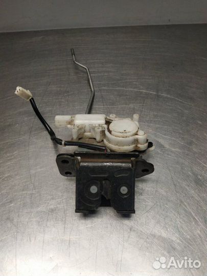 Замок крышки багажника Mazda Demio DY3W