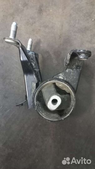 Подушка двигателя задняя на Тойота королла Е150