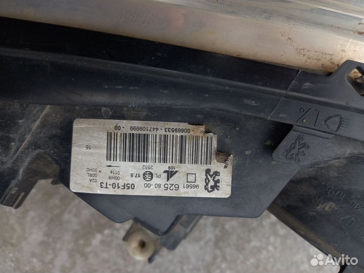 Передние фары Peugeot 308, 2010 год, с дефектом