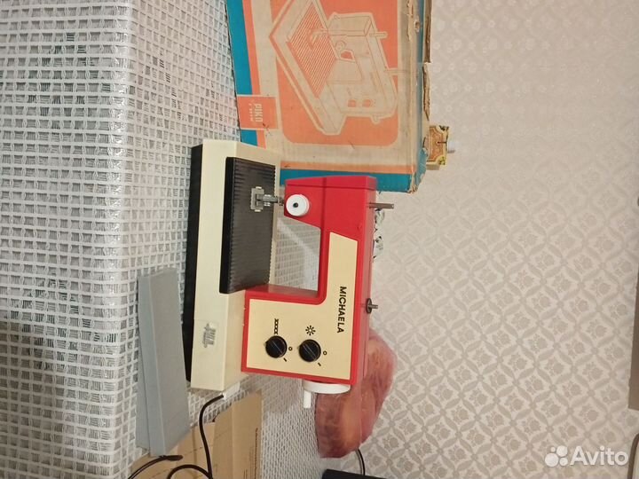 Детская игрушечная швейная машинка на батарейках