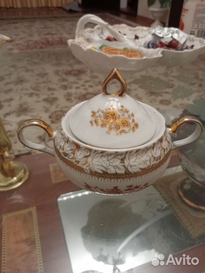 Чайник с сахарницей