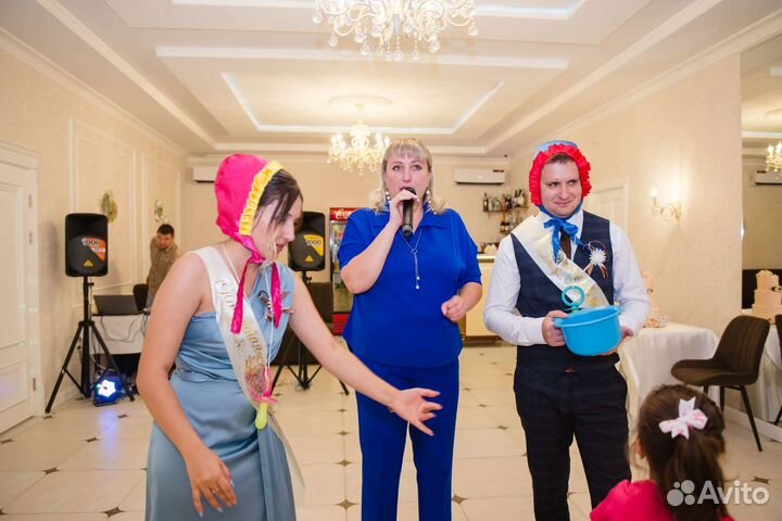 Ведущая (тамада) с музыкантом на юбилей, свадьбу