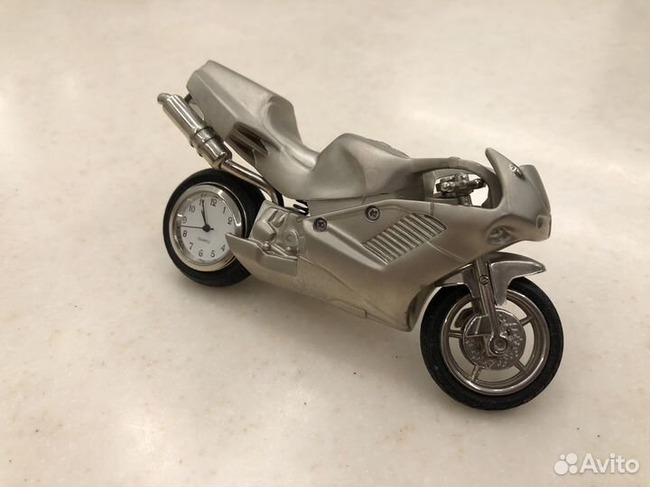 Мотоцикл с часами
