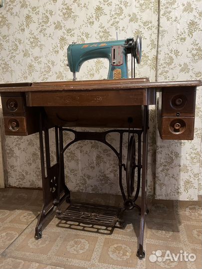 Швейная ножная машинка