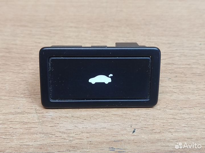 Кнопка багажника, Audi A8 D3