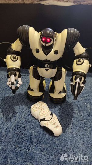 Робот WowWee robosapien на пульте управления