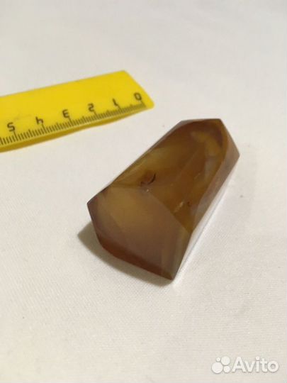 Коллекционный темножелтый кристалл Сердолика