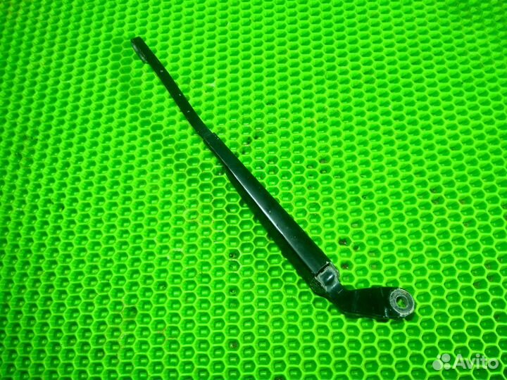 Поводок стеклоочистителя задний Golf 3