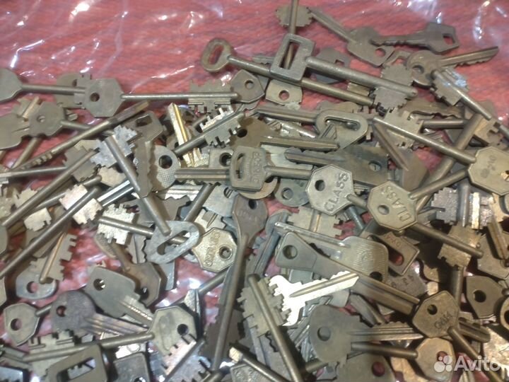 Ключи от замков латунные