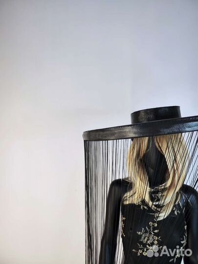 Шляпа с нитями