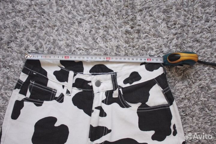 Джинсовые шорты с коровьим принтом shein