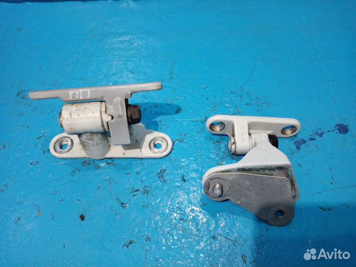 Петля двери передняя правая Mercedes-Benz M-Class