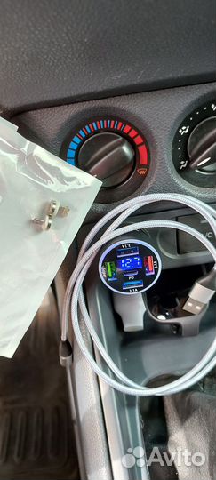 Автомобильное зарядное устройство со шнурком