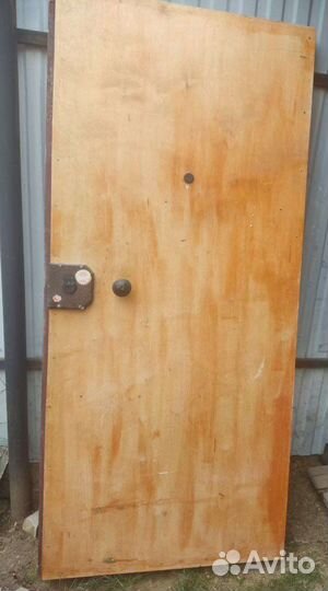 Дверь металлическая с замком