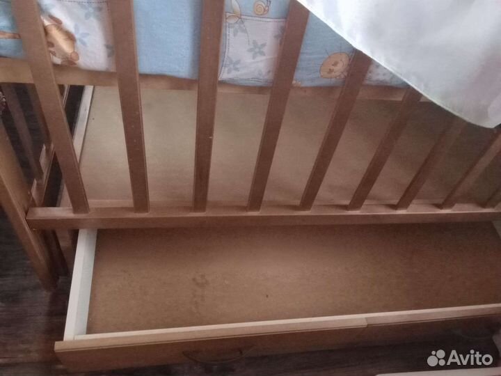 Детская кроватка с продольным маятником и ящиком
