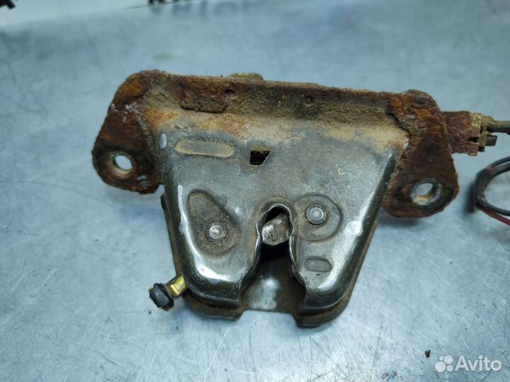 Замок двери багажника Nissan Lucino N15 1995 г.в