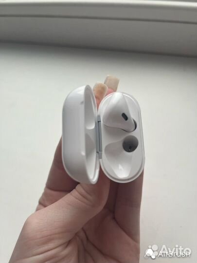 Airpods 2 кейс и правый наушник