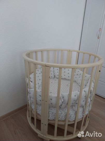 Детская кроватка с маятником круглая
