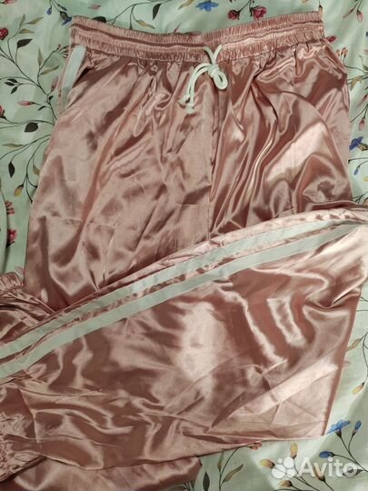 Розовые атласные брюки новые