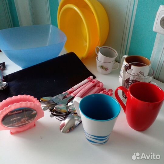 Салатник 3.2 л и 2.1л,кружки,салфетница,столовые