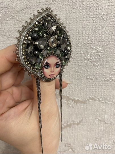 Брошь «Матрёшка» в сером цвете