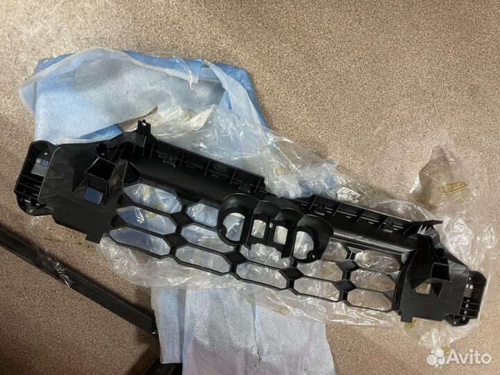 Кронштейн решётки радиатора audi Q3 F3 новая не ор