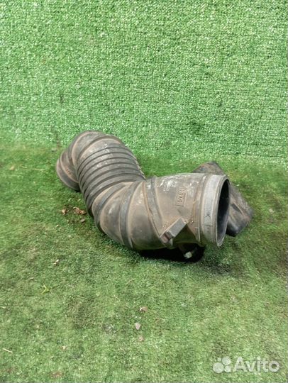 Патрубок воздушного фильтра Mitsubishi Carisma