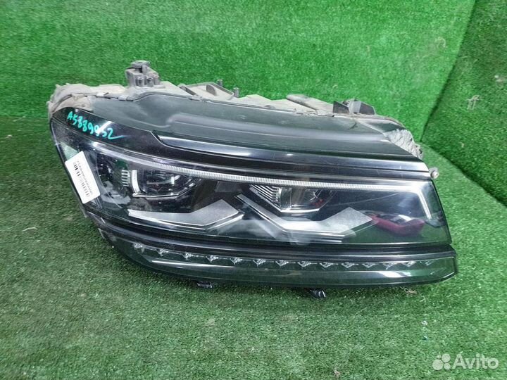 Фара правая Volkswagen Tiguan
