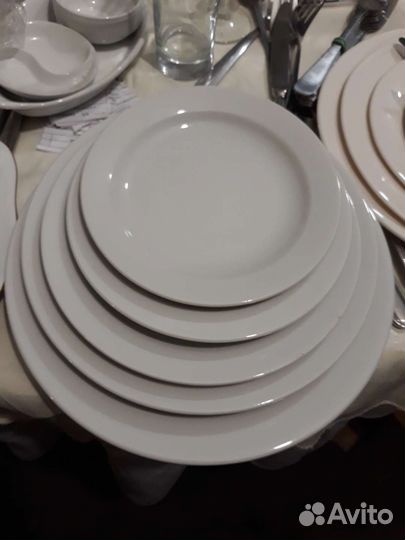 Тарелки белые для кафе ресторана